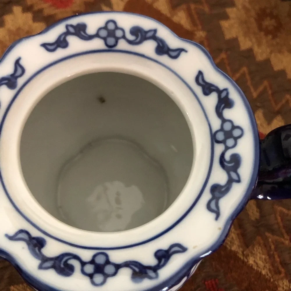 Beautiful Bombay&Co. Blue and White teapot vintage with floral print. - Picture 5 of 8